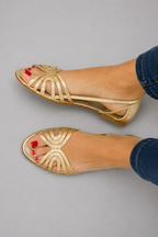 Genara - Sandalias con Punta Abierta y  Brillo Metálico