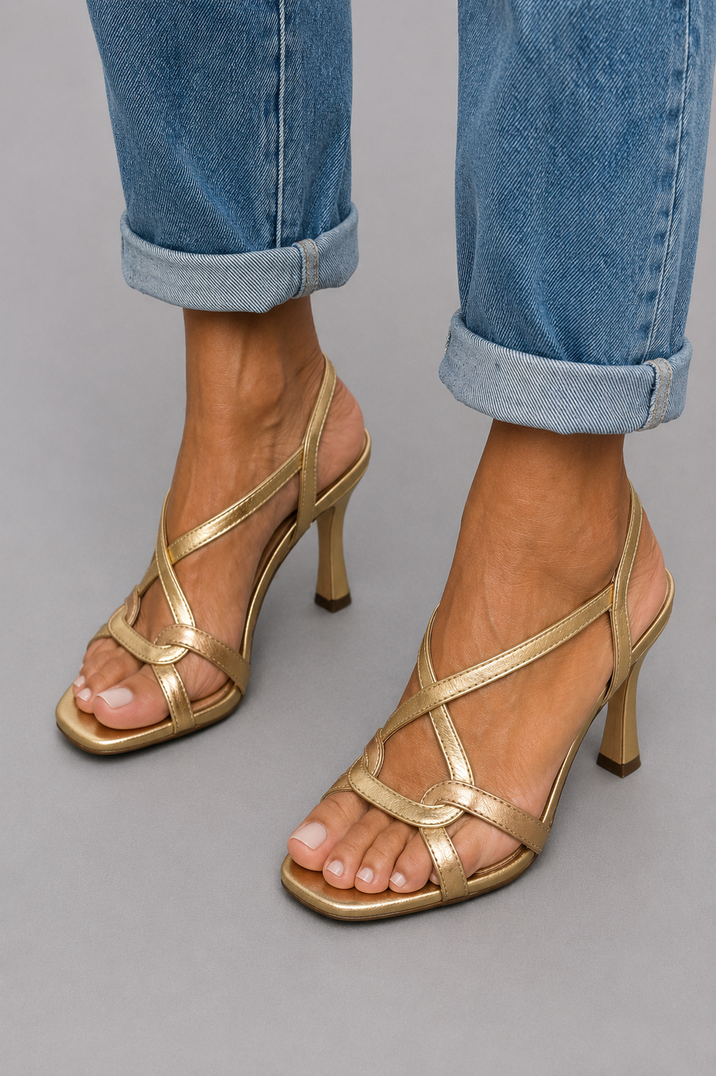 Estíbaliz - Tacones Dorados Metálicos con Tiras Cruzadas para Verano