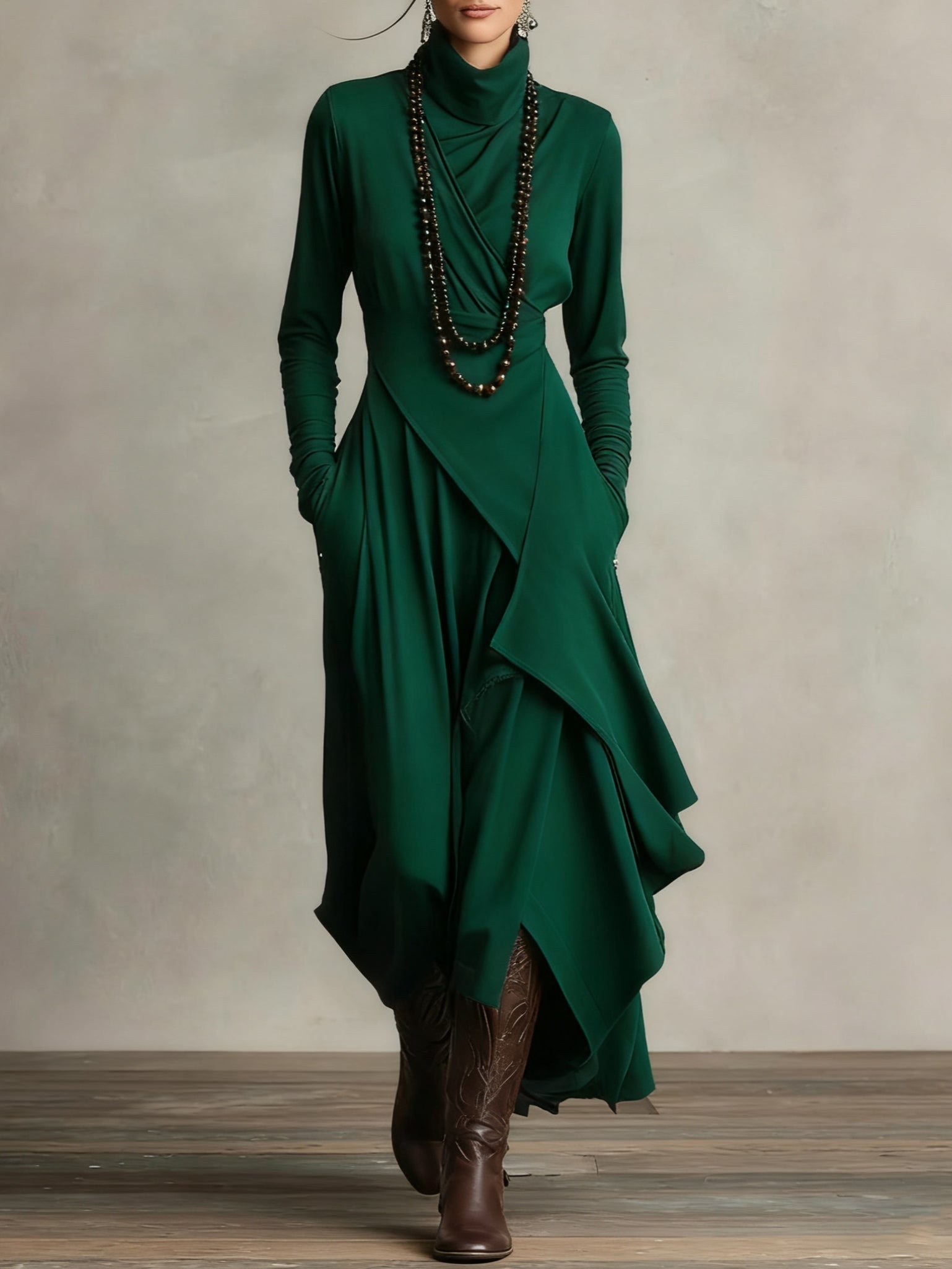 Georgia™ | Vestido maxi plisado asimétrico en color morado con cuello alto (collar no incluido)
