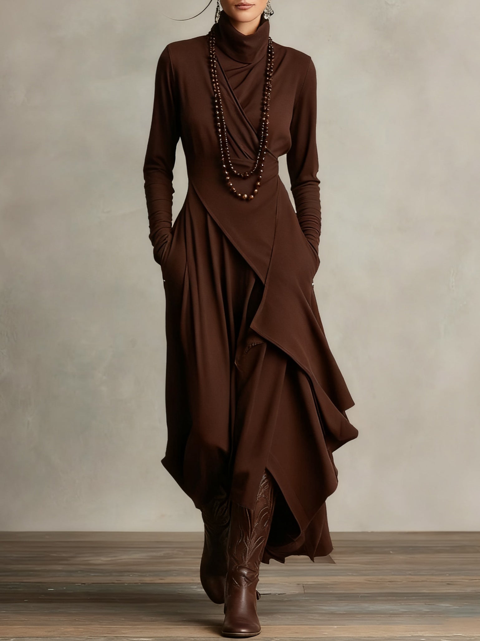 Georgia™ | Vestido maxi plisado asimétrico en color morado con cuello alto (collar no incluido)