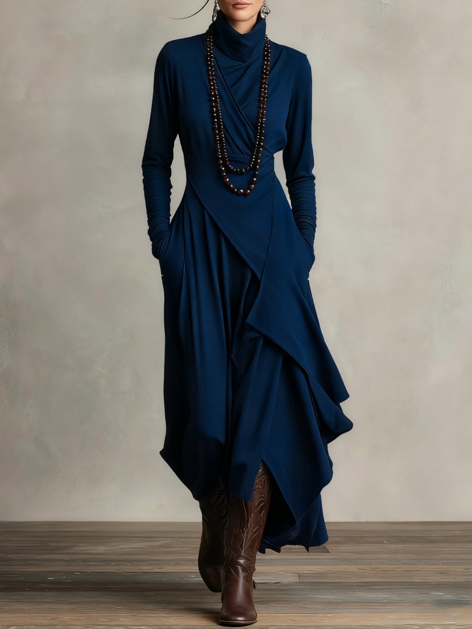 Georgia™ | Vestido maxi plisado asimétrico en color morado con cuello alto (collar no incluido)