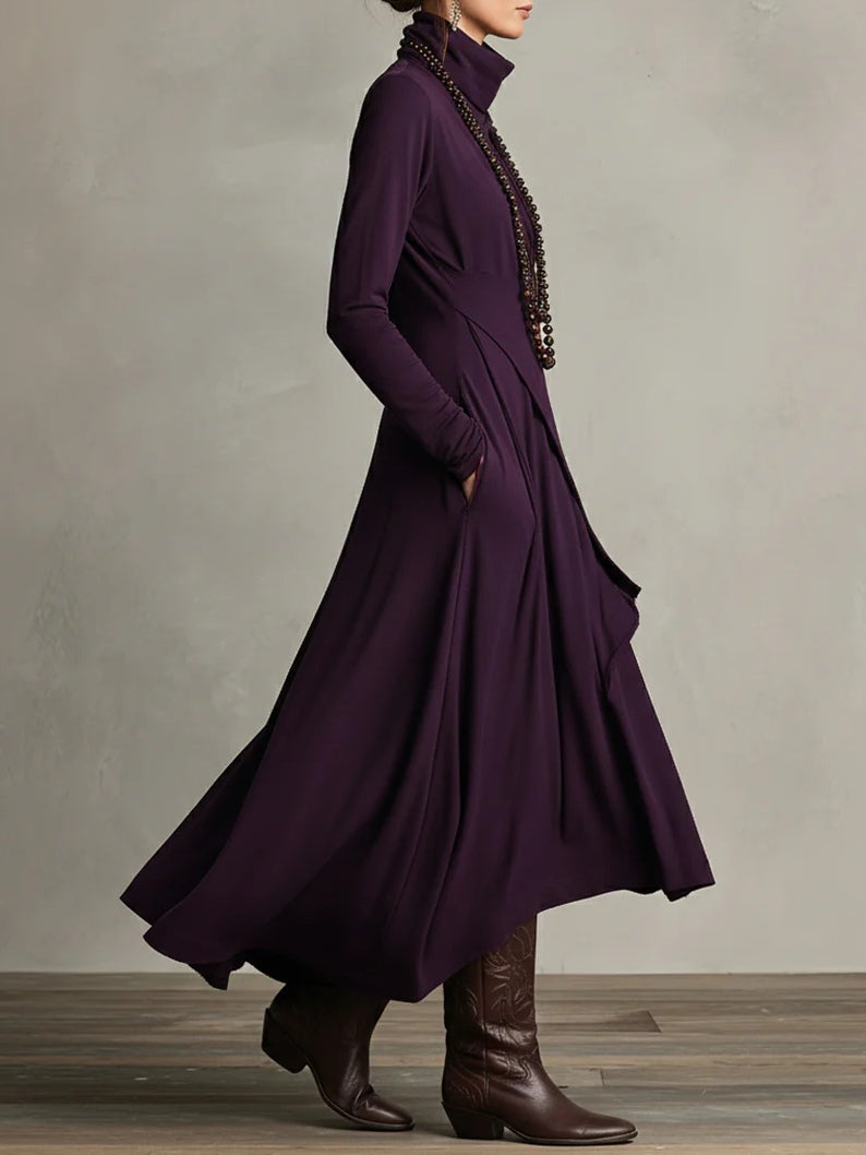 Georgia™ | Vestido maxi plisado asimétrico en color morado con cuello alto (collar no incluido)