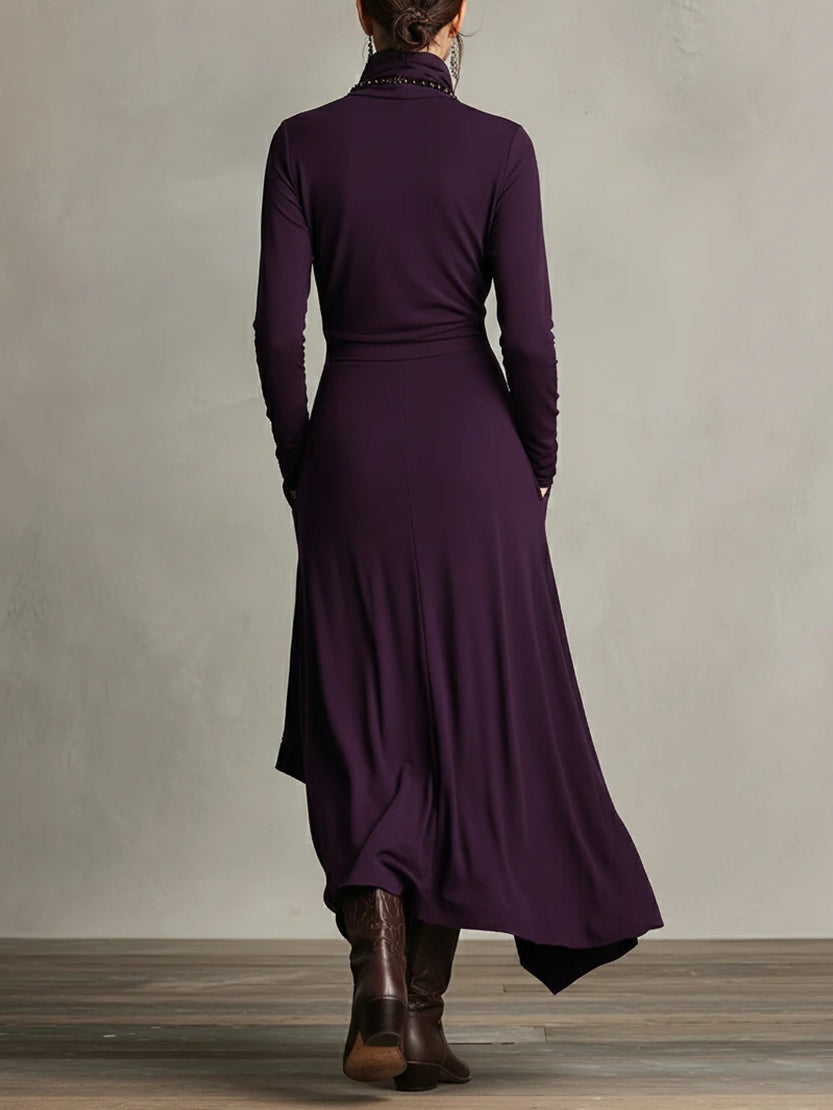 Georgia™ | Vestido maxi plisado asimétrico en color morado con cuello alto (collar no incluido)