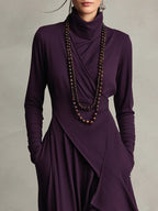 Georgia™ | Vestido maxi plisado asimétrico en color morado con cuello alto (collar no incluido)
