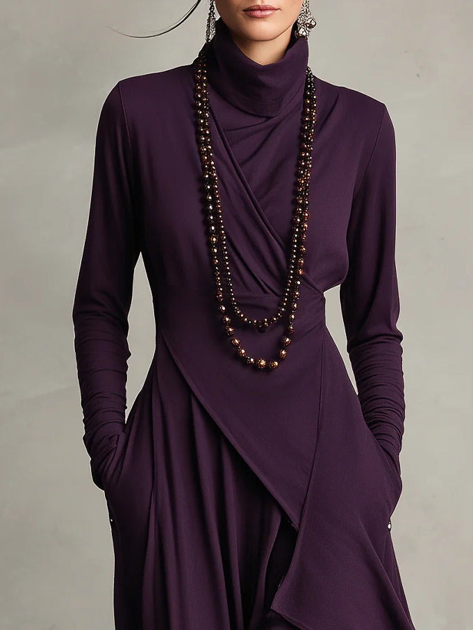 Georgia™ | Vestido maxi plisado asimétrico en color morado con cuello alto (collar no incluido)